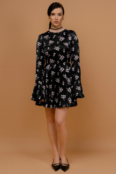 Платье приталенное из атласа с вырезом и молнией JRSy 2440 черный_в_цветочки - фото 1