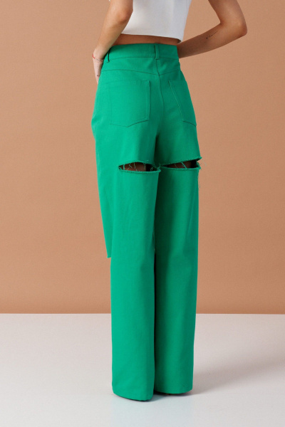 Зеленые джинсовые брюки с декоративными разрезами ANNETE A1195/2 - фото 4