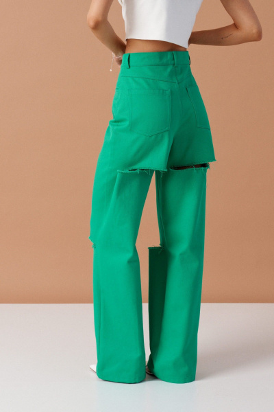 Зеленые джинсовые брюки с декоративными разрезами ANNETE A1195/2 - фото 3