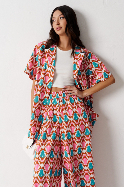 Демисезонный комплект из хлопковых брюк и рубашки с ярким принтом ANNETE A4208 - фото 3