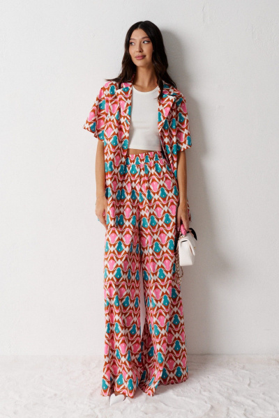 Демисезонный комплект из хлопковых брюк и рубашки с ярким принтом ANNETE A4208 - фото 1