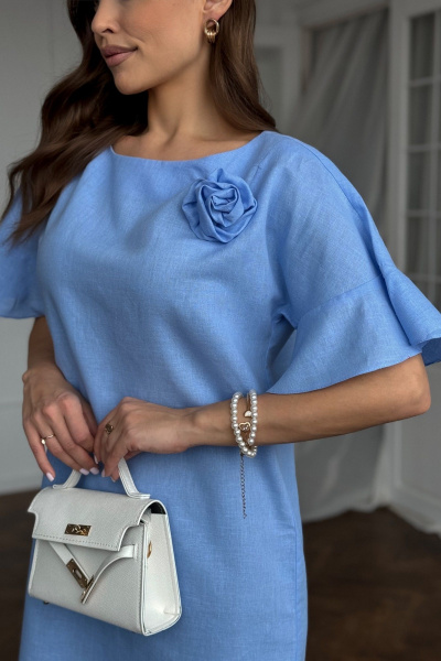 Голубое платье из льна с складками и декоративным цветком Dilana VIP 2033 голубой - фото 4