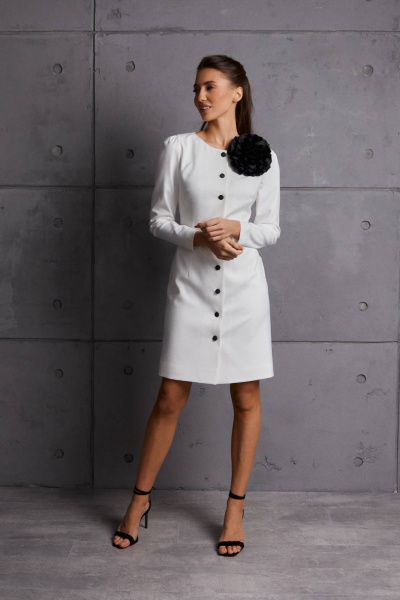 Платье прилегающего силуэта с декоративным цветком и пуговицами Azzara 941Б - фото 1