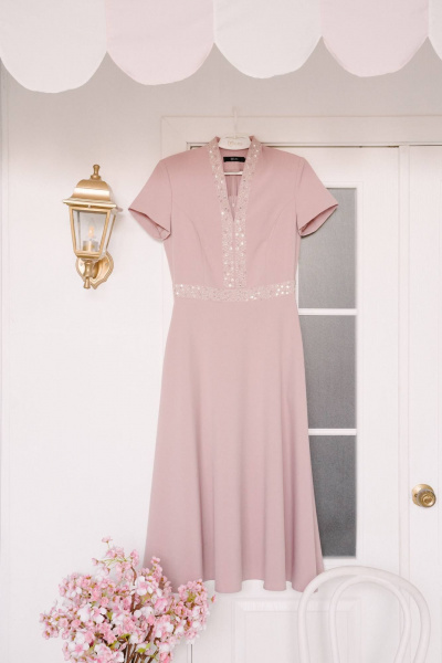 Платье с вышивкой и рельефами из костюмной ткани Urs 22-724-1 - фото 7