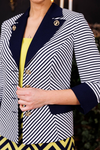 Демисезонный жакет-костюм с юбкой и рельефами Мода Юрс 2845 полоска_желтый - фото 4