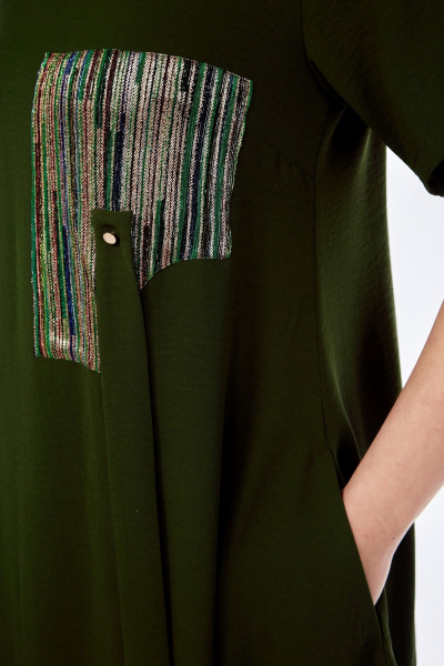 Легкое летнее платье с разрезом и накладными карманами Диомант 1960 хаки - фото 8