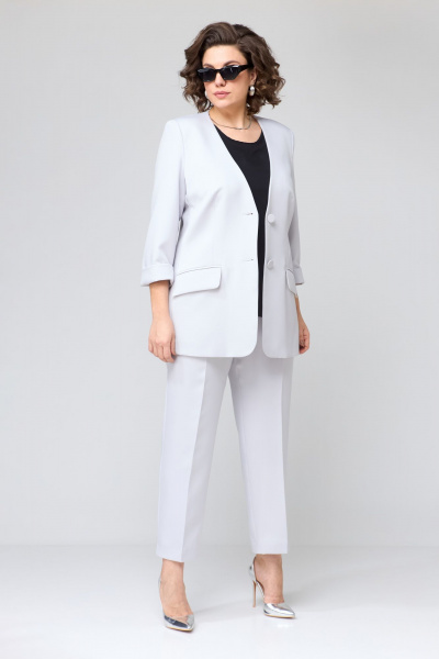 Классический костюм из текстиля с жакетом и зауженными брюками Орхидея 1398 серый - фото 3