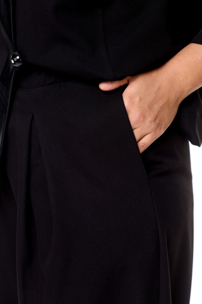 Брюки костюмные с вставками из экокожи и складками Michel chic 1355 черный - фото 6
