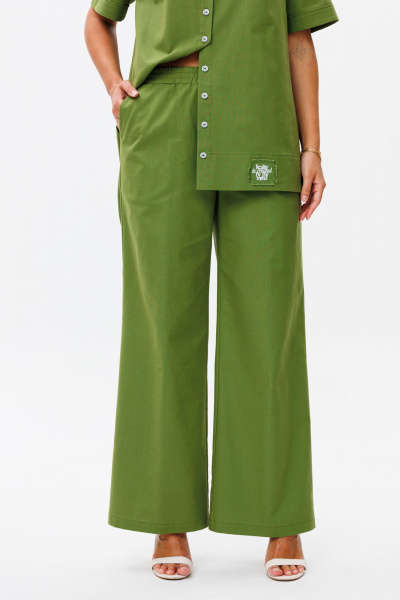 Летний костюм из льняной ткани с блузой и брюками Mubliz 167 фисташка - фото 7