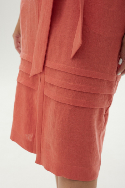 Платье прямого кроя с карманами и декоративными складками MALI 424-010 коралл - фото 11