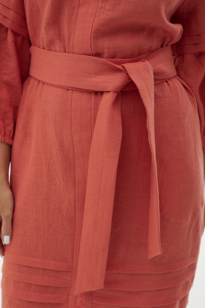 Платье прямого кроя с карманами и декоративными складками MALI 424-010 коралл - фото 10