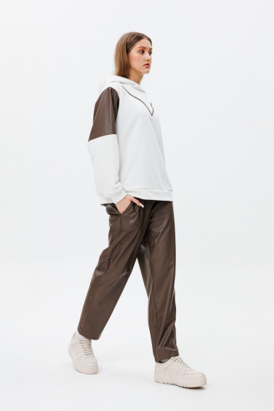 Костюм из кожи и экокожи с свободным кроем FAMA F03-0203 браун/молочный - фото 3