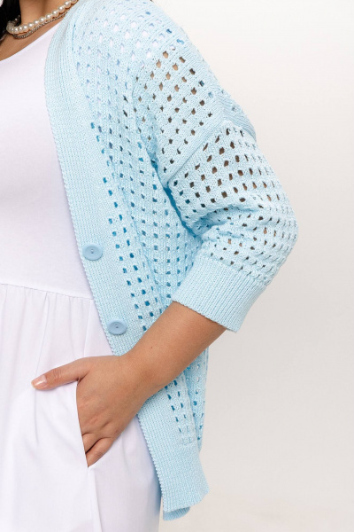 Кардиган голубой из пряжи вязаный с цветочной жаккардовой вязкой Romgil РВ0044-ХЛ4 бледно-голубой - фото 3