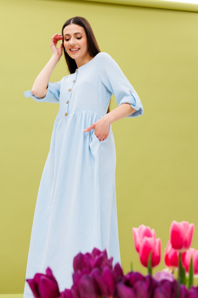 Голубое платье свободного силуэта с разрезами и нагрудными вытачками Ларс Стиль 893 - фото 2