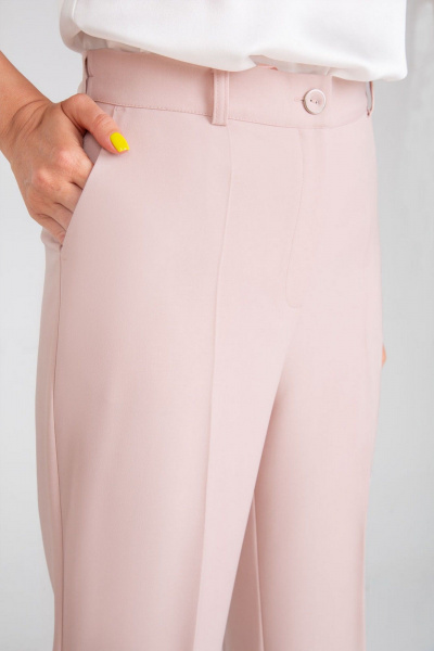 Деловой брючный костюм из текстиля с высокой посадкой IVARI 10609 пудра - фото 7