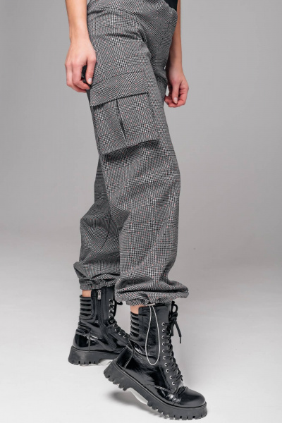 Джоггеры из трикотажа с накладными карманами Legend Style P-002 черно-белый - фото 9