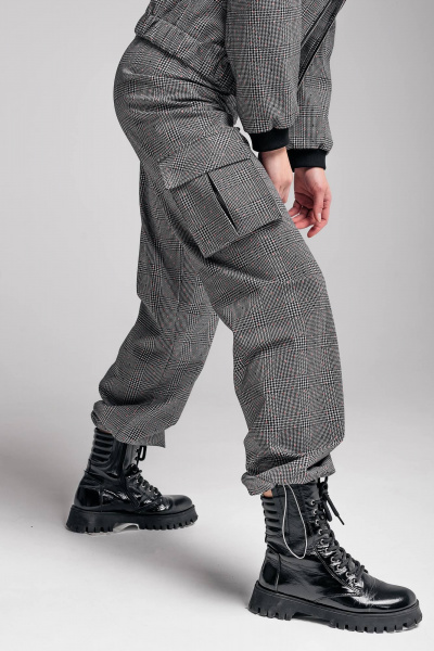 Джоггеры из трикотажа с накладными карманами Legend Style P-002 черно-белый - фото 8