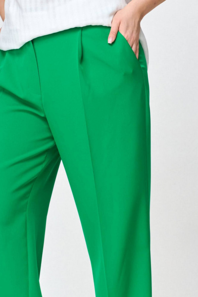 Брюки палаццо из костюмной ткани со складками SOVA 11229 зеленый - фото 2