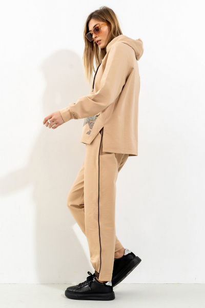 Костюм из трикотажа с капюшоном и разрезами по бокам Luna 158 горчица - фото 2