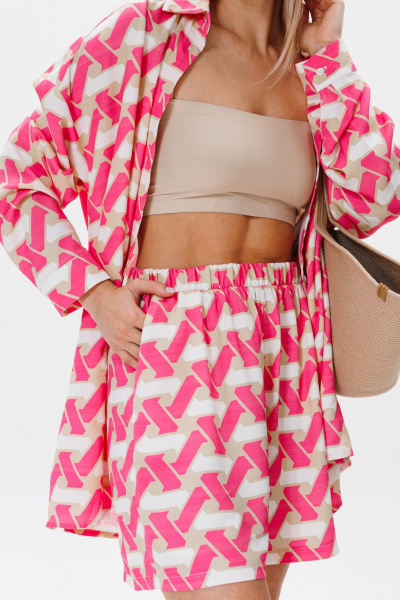 Летний комплект рубашка и шорты с ярким принтом FAMA F08-03GS розовый с белым и геометрическими фигурами - фото 9