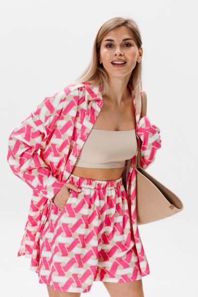 Летний комплект рубашка и шорты с ярким принтом FAMA F08-03GS розовый с белым и геометрическими фигурами - фото 4