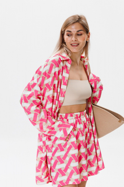 Летний комплект рубашка и шорты с ярким принтом FAMA F08-03GS розовый с белым и геометрическими фигурами - фото 5