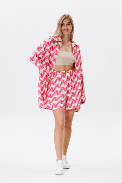 Летний комплект рубашка и шорты с ярким принтом FAMA F08-03GS розовый с белым и геометрическими фигурами - фото 2