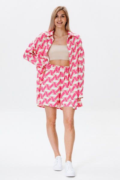 Летний комплект рубашка и шорты с ярким принтом FAMA F08-03GS розовый с белым и геометрическими фигурами - фото 1