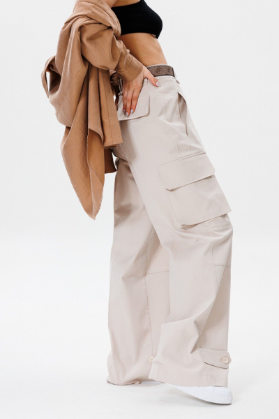 Карго брюки с накладными карманами в стиле повседневного комфорта FAMA F04-0203S бежевый - фото 4