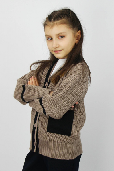 Демисезонный вязаный жакет бежевого цвета для повседневного стиля Полесье С2202-23 4С0656-Д43 122,128 бледно-коричневый - фото 2