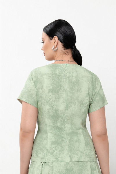 Зеленый костюм из вискозы с асимметричной блузой и юбкой Lissana 4871 - фото 6