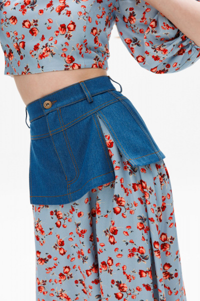 Голубая миди юбка с баской из джинса и карманами EOLA 2602 голубой_ принт - фото 11