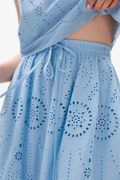 Голубая миди юбка с вышивкой, карманами и шнуром EOLA 2630 голубой - фото 7