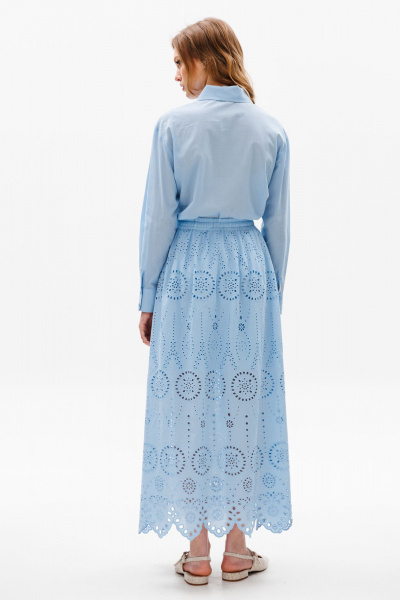 Голубая оверсайз блуза с центральной застежкой на пуговицы EOLA 2631 голубой - фото 2