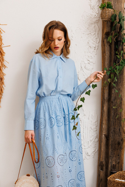 Голубая оверсайз блуза с центральной застежкой на пуговицы EOLA 2631 голубой - фото 7