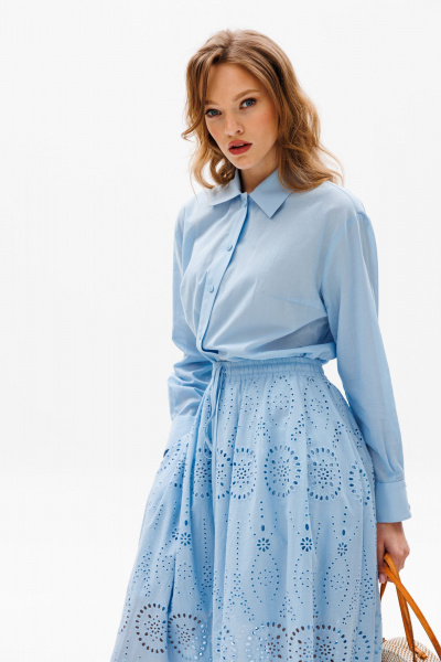 Голубая оверсайз блуза с центральной застежкой на пуговицы EOLA 2631 голубой - фото 5