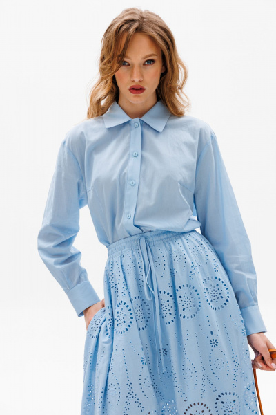 Голубая оверсайз блуза с центральной застежкой на пуговицы EOLA 2631 голубой - фото 3