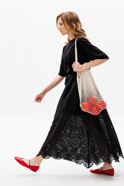 Черная юбка с вышивкой и фестонами, миди длины EOLA 2630 черный - фото 11