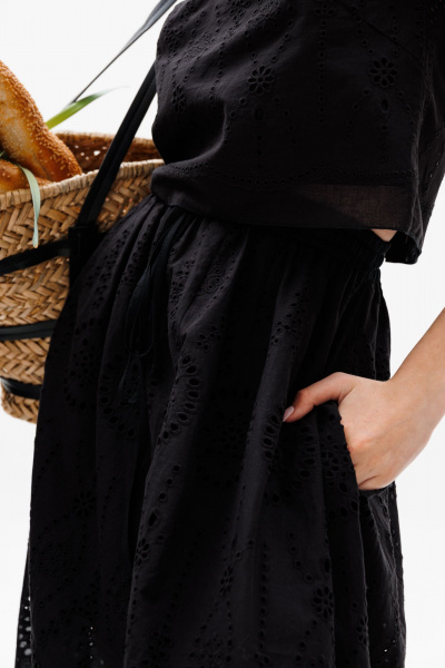 Черная юбка с вышивкой и фестонами, миди длины EOLA 2630 черный - фото 2
