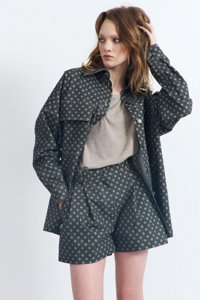 Блузка из костюмной ткани с кокетками и накладными карманами AG Green G504/3 - фото 8