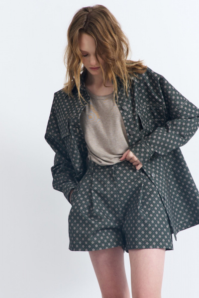 Блузка из костюмной ткани с кокетками и накладными карманами AG Green G504/3 - фото 7