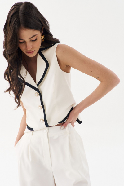 Летний белый костюм жилет и укороченные брюки из текстиля RINKA 1256 молочный - фото 9