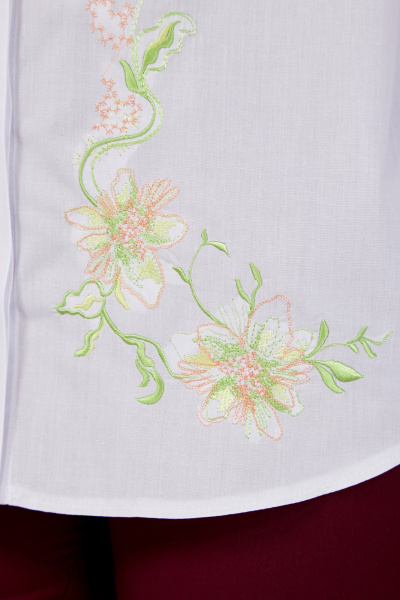 Белая хлопковая рубашка с нагрудными вытачками и вышивкой Takka Plus 24-225 - фото 9