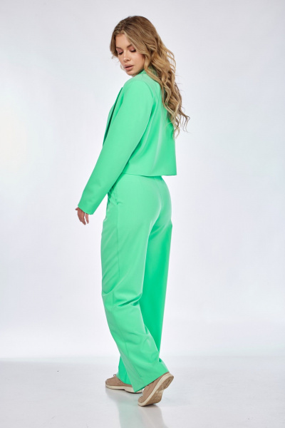 Зеленый костюм из костюмной ткани с укороченным жакетом и свободными брюками Takka Plus 24-230 - фото 11