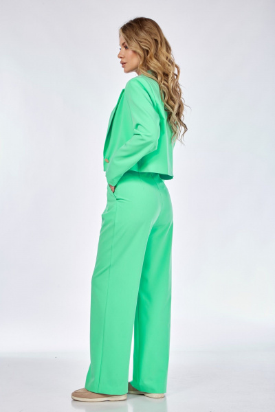 Зеленый костюм из костюмной ткани с укороченным жакетом и свободными брюками Takka Plus 24-230 - фото 10
