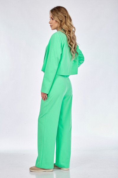 Зеленый костюм из костюмной ткани с укороченным жакетом и свободными брюками Takka Plus 24-230 - фото 9