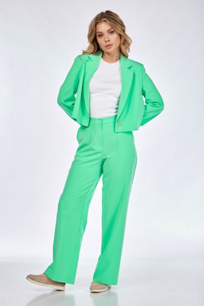 Зеленый костюм из костюмной ткани с укороченным жакетом и свободными брюками Takka Plus 24-230 - фото 4