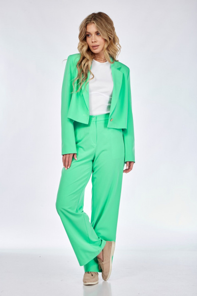 Зеленый костюм из костюмной ткани с укороченным жакетом и свободными брюками Takka Plus 24-230 - фото 3