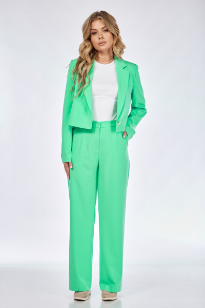 Зеленый костюм из костюмной ткани с укороченным жакетом и свободными брюками Takka Plus 24-230 - фото 2
