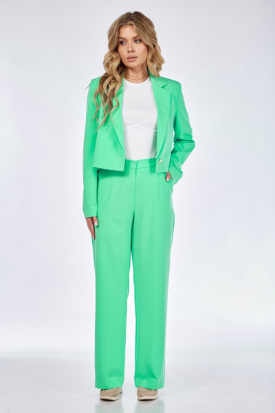Зеленый костюм из костюмной ткани с укороченным жакетом и свободными брюками Takka Plus 24-230 - фото 1